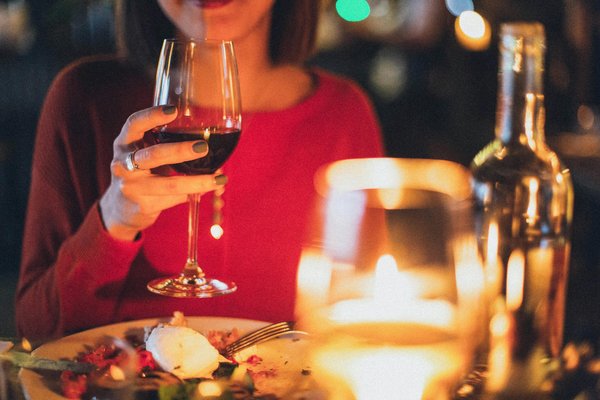 Les meilleurs vins pour sublimer votre dîner romantique : Guide incontournable